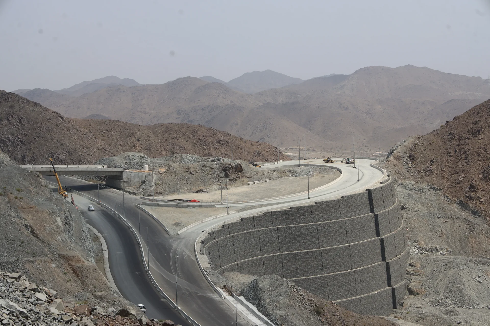 55 m tiered MSE wall and switchback overpass on Jabal Al Deem